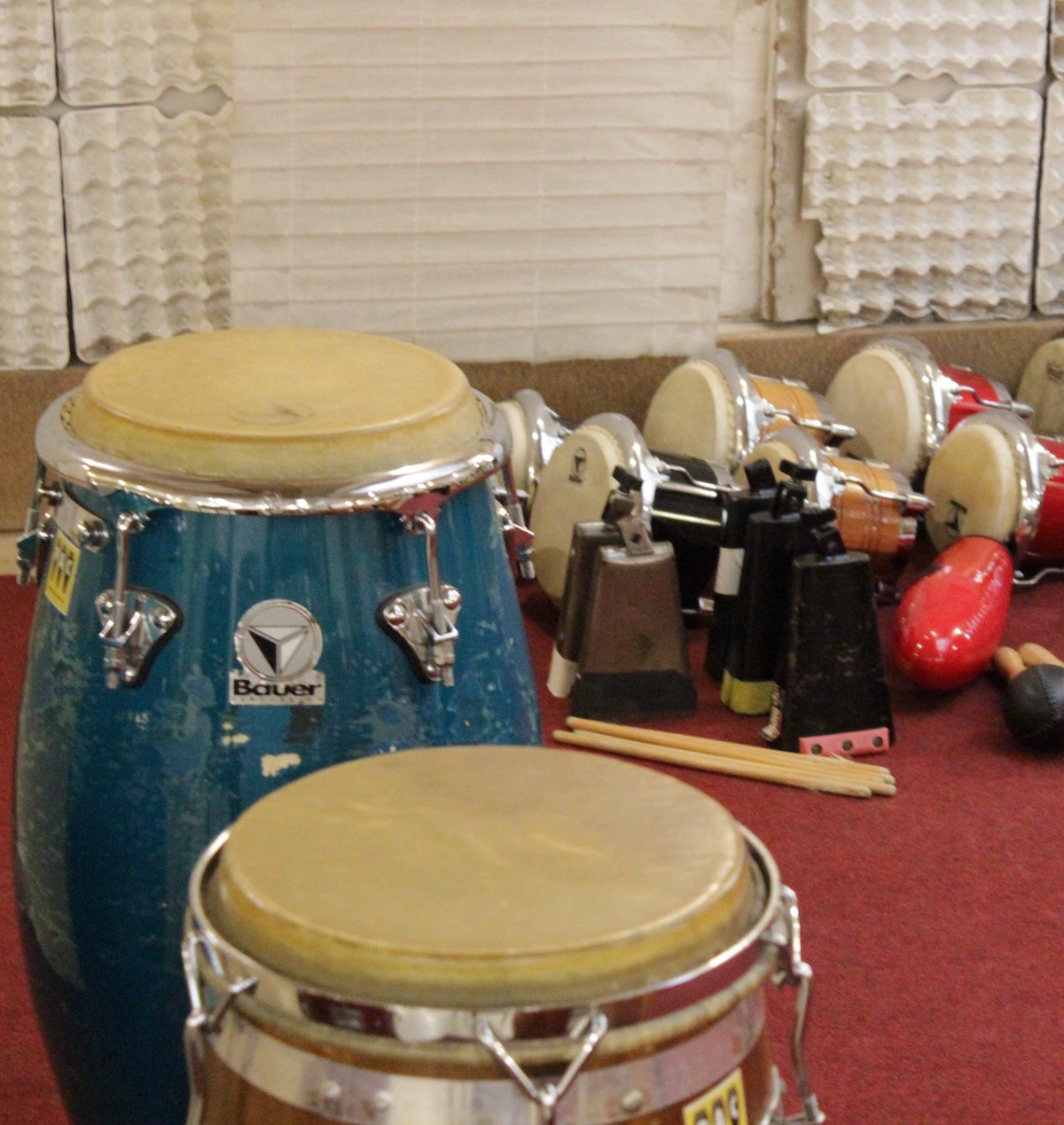 Trommeln, Congas, Bongos und Klein Percussion Instrumente stehen im Raum